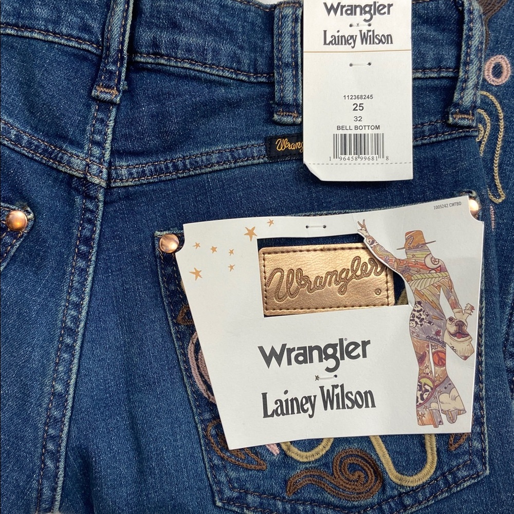 NWT Wrangler x Lainey Wilson Wildflower Embroidered Jeans Bell Bottom 25 - Picture 8 of 15
